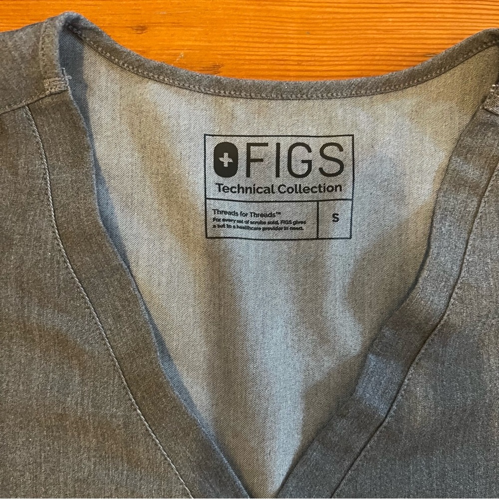 Figs Casma Three Pocket Scrub Top Gray Small - Picture 2 of 4
